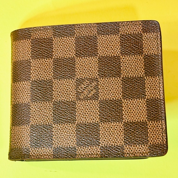 Louis Vuitton Damier set of 2  Brown Leather wallet 
1 for women and 1 for man. - Picture 4 of 15